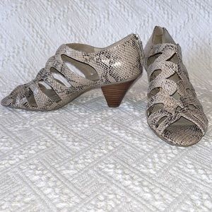 Giani Bernini Cream, Tan, Black Snakeskin Sandals 7.5m  NWOT